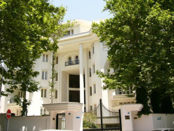 Apartment building in Fereshteh
